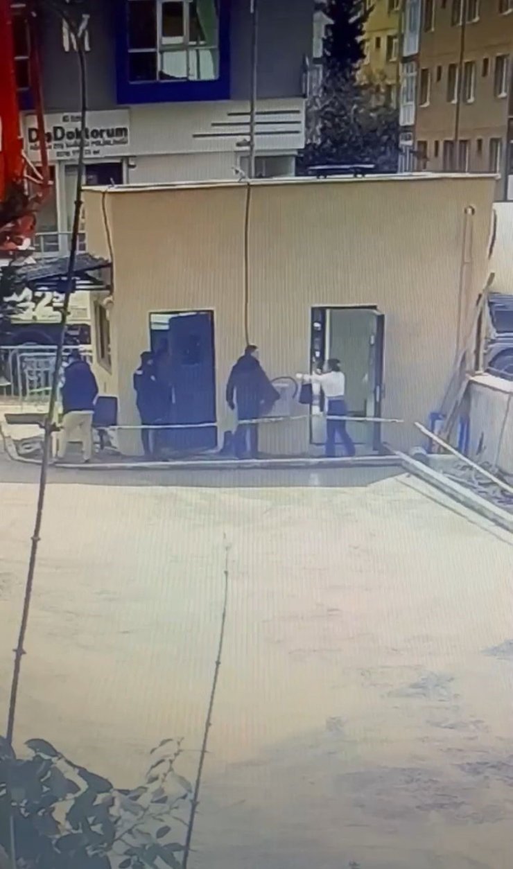 ATAŞEHİR’DE POLİS MERKEZİNDE ARBEDE: KADIN ŞAHIS POLİS MEMURUNA SALDIRDI