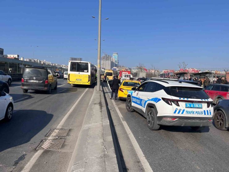 GERİ GERİ KAYAN İETT OTOBÜSÜ DOLMUŞA VE TİCARİ TAKSİYE ÇARPTI