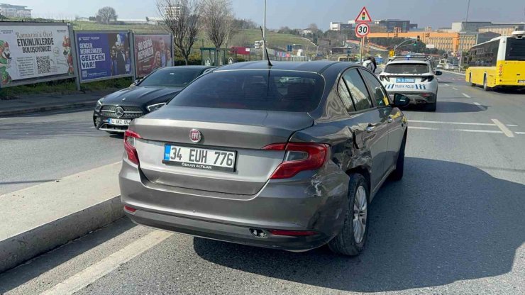 KÜÇÜKÇEKMECE’DE DUR İHBARINA UYMAYAN SÜRÜCÜ POLİS ARACINA ÇARPTI