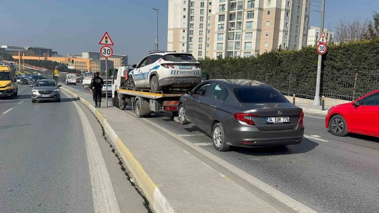 KÜÇÜKÇEKMECE’DE DUR İHBARINA UYMAYAN SÜRÜCÜ POLİS ARACINA ÇARPTI