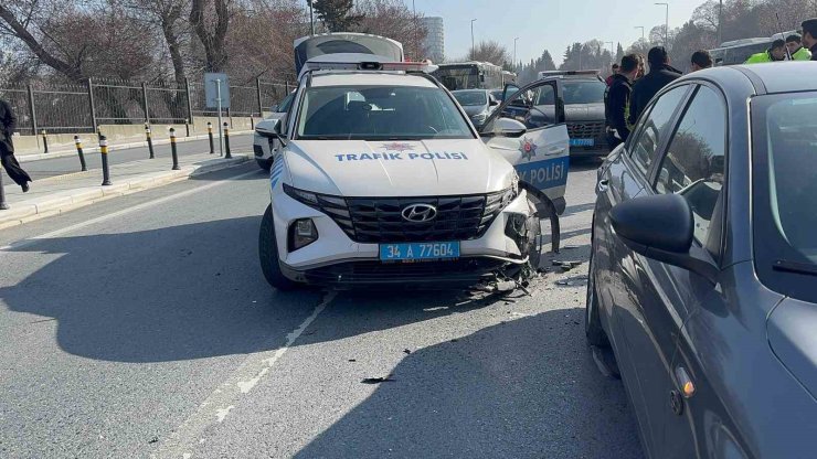 KÜÇÜKÇEKMECE’DE DUR İHBARINA UYMAYAN SÜRÜCÜ POLİS ARACINA ÇARPTI