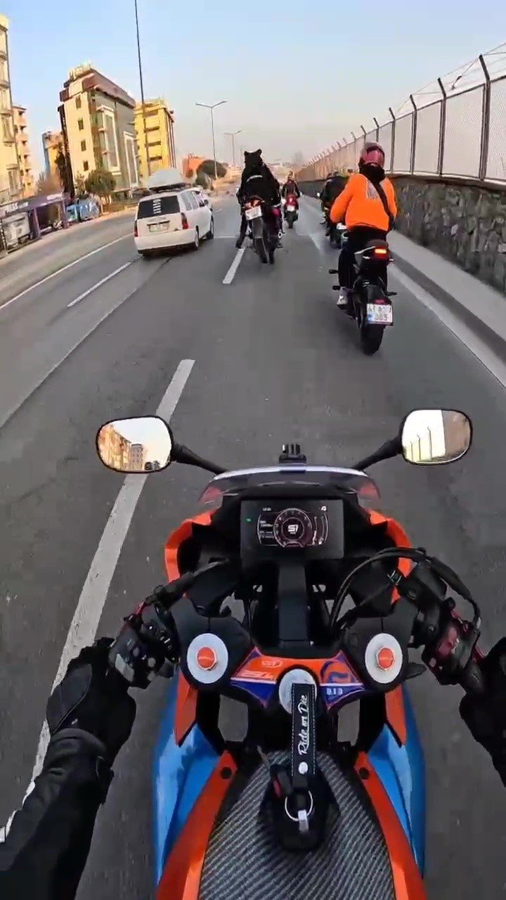 PENDİK’TE MOTOSİKLET SÜRÜCÜLERİ ŞAKALAŞIRKEN KAZA YAPTI: 1 YARALI