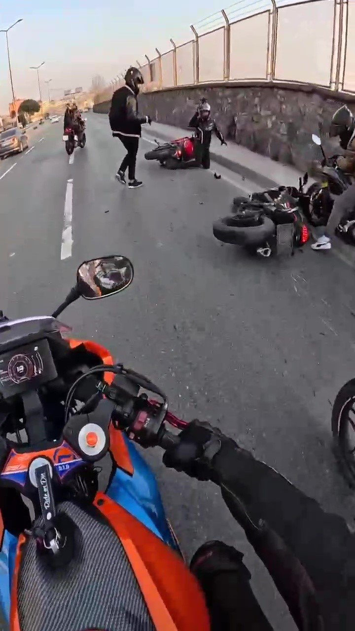 PENDİK’TE MOTOSİKLET SÜRÜCÜLERİ ŞAKALAŞIRKEN KAZA YAPTI: 1 YARALI