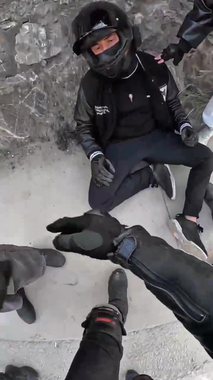 PENDİK’TE MOTOSİKLET SÜRÜCÜLERİ ŞAKALAŞIRKEN KAZA YAPTI: 1 YARALI