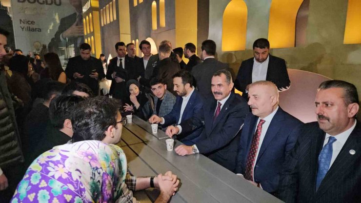 AT ÜSTÜNDE HACCA GİDEN ENDÜLÜSLÜ MÜSLÜMANLAR İFTARLARINI İSTANBUL’DA AÇTI