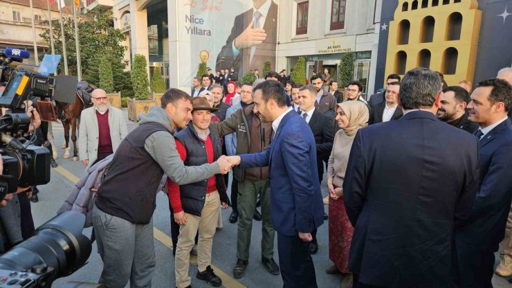 AT ÜSTÜNDE HACCA GİDEN ENDÜLÜSLÜ MÜSLÜMANLAR İFTARLARINI İSTANBUL’DA AÇTI