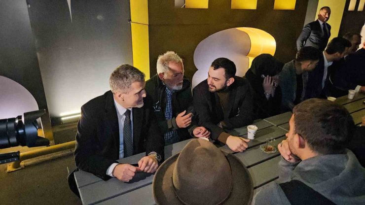 AT ÜSTÜNDE HACCA GİDEN ENDÜLÜSLÜ MÜSLÜMANLAR İFTARLARINI İSTANBUL’DA AÇTI