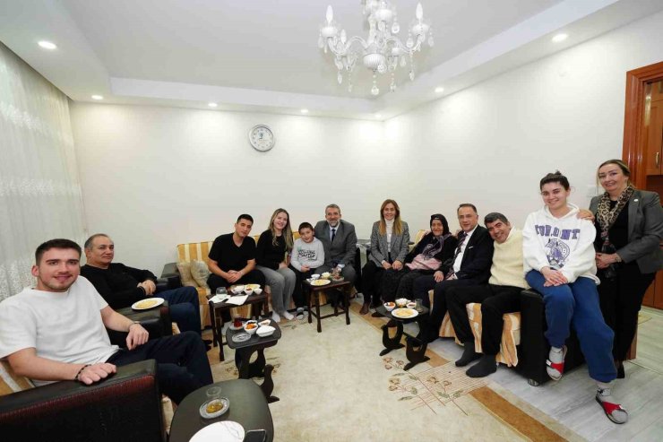 BEYLİKDÜZÜ BELEDİYE BAŞKANI MEHMET MURAT ÇALIK VATANDAŞLARLA BİR ARAYA GELDİ