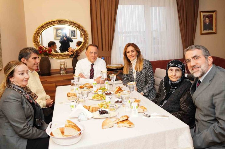 BEYLİKDÜZÜ BELEDİYE BAŞKANI MEHMET MURAT ÇALIK VATANDAŞLARLA BİR ARAYA GELDİ