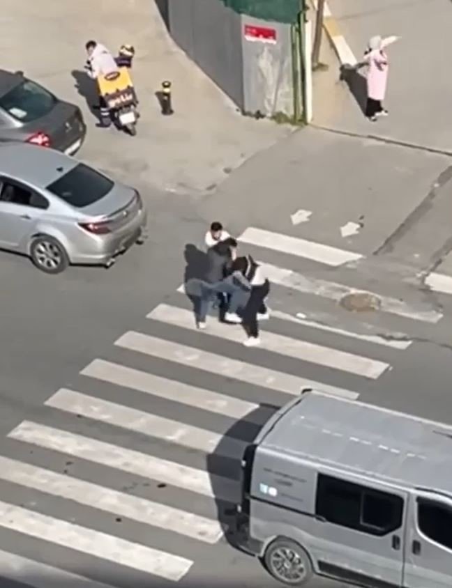 TRAFİKTE KAVGA ETTİ, ARDINDAN ARABAYLA ÇARPIP KAÇTI