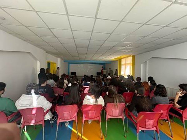 YKS YOLCULUĞUNDA ÖĞRENCİLERE KARİYER DANIŞMANLIĞI DESTEĞİ