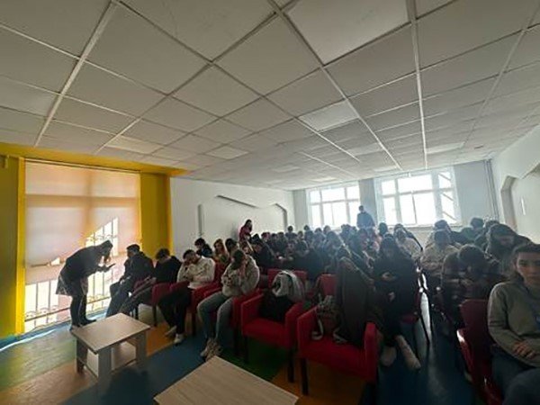 YKS YOLCULUĞUNDA ÖĞRENCİLERE KARİYER DANIŞMANLIĞI DESTEĞİ