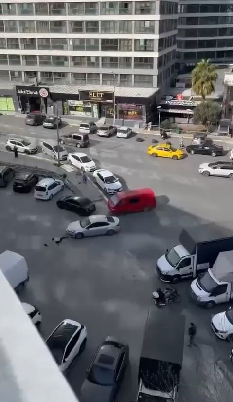 TRAFİKTE KAVGA ETTİ, ARDINDAN ARABAYLA ÇARPIP KAÇTI