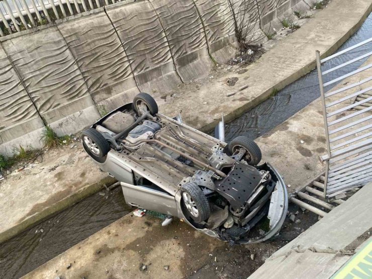 PENDİK’TE KONTROLDEN ÇIKAN ARAÇ DEREYE UÇTU: 5 YARALI