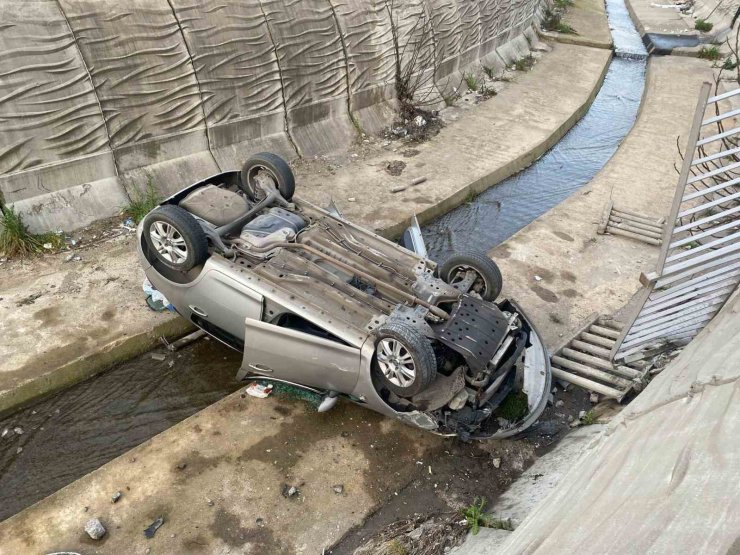 PENDİK’TE KONTROLDEN ÇIKAN ARAÇ DEREYE UÇTU: 5 YARALI