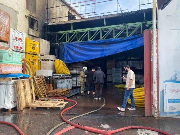 SULTANBEYLİ’DE İŞ YERİ YANGINI: ALEVLER KONTROL ALTINA ALINDI