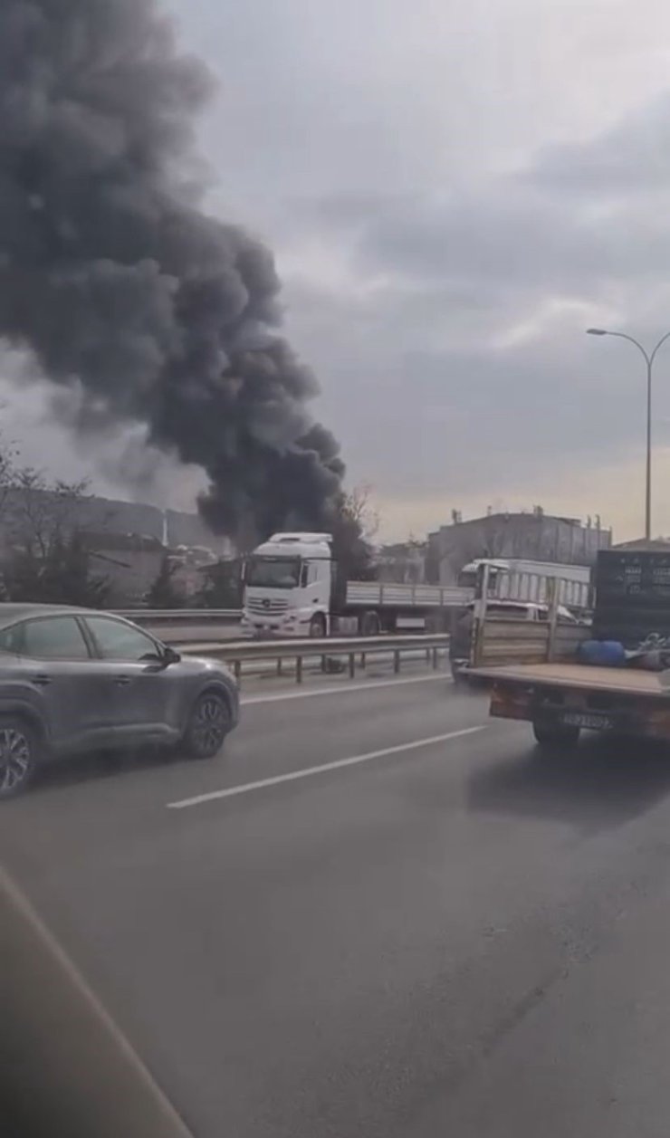 SULTANBEYLİ’DE İŞ YERİ YANGINI: ALEVLER KONTROL ALTINA ALINDI