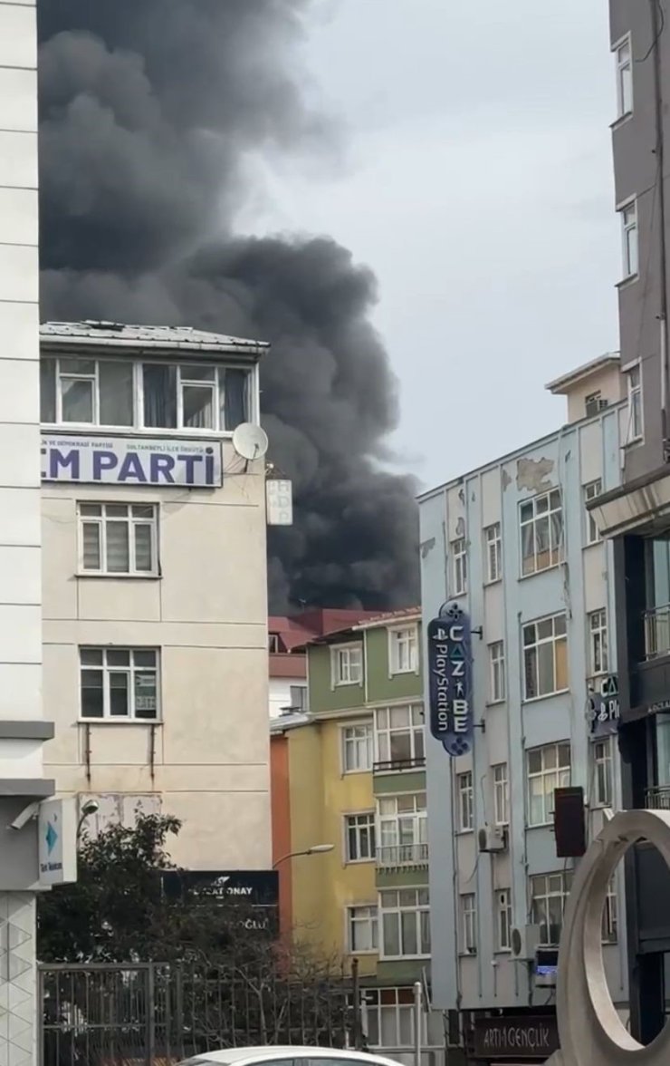 SULTANBEYLİ’DE İŞ YERİ YANGINI: ALEVLER KONTROL ALTINA ALINDI