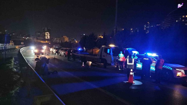 TEM’DE İLGİNÇ KAZA: YOLUN ORTASINDA YATAN KİŞİYE ÇARPIP METRELERCE SÜRÜKLEDİ