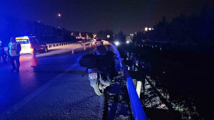 TEM’DE İLGİNÇ KAZA: YOLUN ORTASINDA YATAN KİŞİYE ÇARPIP METRELERCE SÜRÜKLEDİ