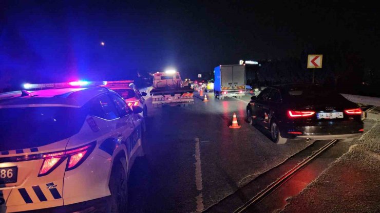 TEM’DE İLGİNÇ KAZA: YOLUN ORTASINDA YATAN KİŞİYE ÇARPIP METRELERCE SÜRÜKLEDİ