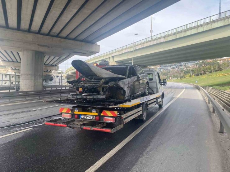 LÜKS OTOMOBİL ALEVLERE TESLİM OLDU, D-100 KARAYOLU TRAFİĞE KAPANDI