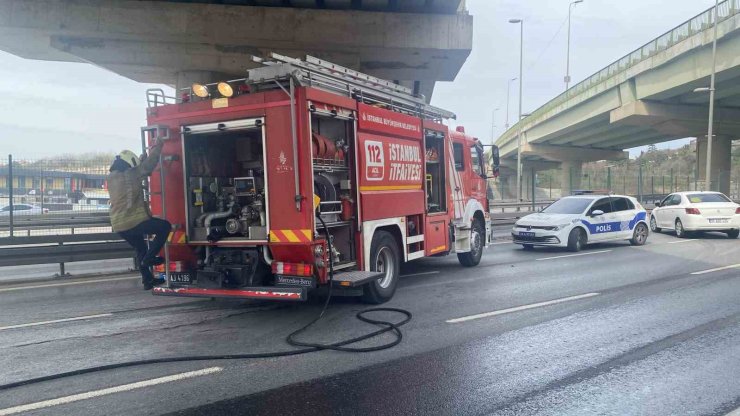 LÜKS OTOMOBİL ALEVLERE TESLİM OLDU, D-100 KARAYOLU TRAFİĞE KAPANDI