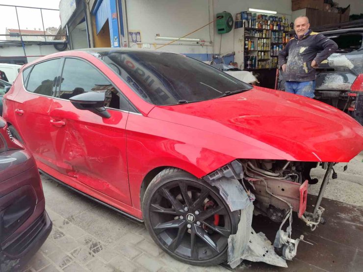 ESENLER’DE ZİNCİRLEME KAZA: 6 ARAÇ VE MOTOSİKLETİN KARIŞTIĞI KAZA ANI KAMERADA