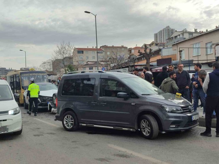 ESENLER’DE ZİNCİRLEME KAZA: 6 ARAÇ VE MOTOSİKLETİN KARIŞTIĞI KAZA ANI KAMERADA
