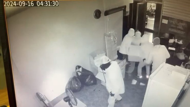 FATİH’TE DÜKKANDAKİ PARA DOLU KASAYI BÖYLE ÇALDILAR