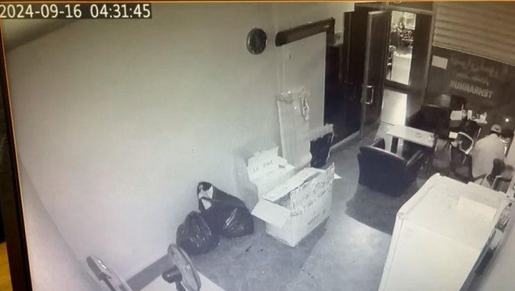 FATİH’TE DÜKKANDAKİ PARA DOLU KASAYI BÖYLE ÇALDILAR