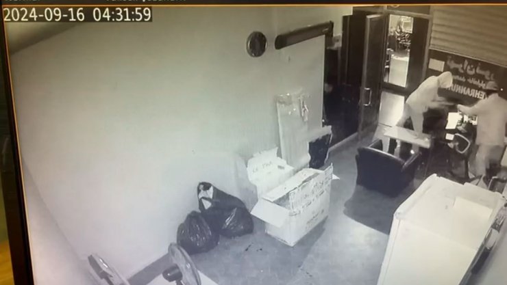 FATİH’TE DÜKKANDAKİ PARA DOLU KASAYI BÖYLE ÇALDILAR