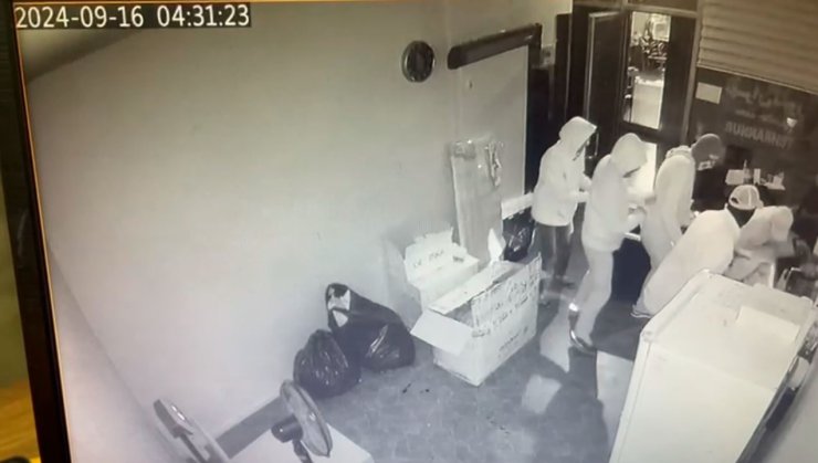 FATİH’TE DÜKKANDAKİ PARA DOLU KASAYI BÖYLE ÇALDILAR