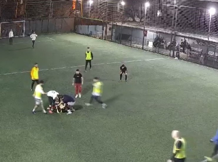 BAKIRKÖY’DE HALI SAHADA MAÇ OYNADIĞI ESNADA FENALAŞAN GENÇ HAYATINI KAYBETTİ