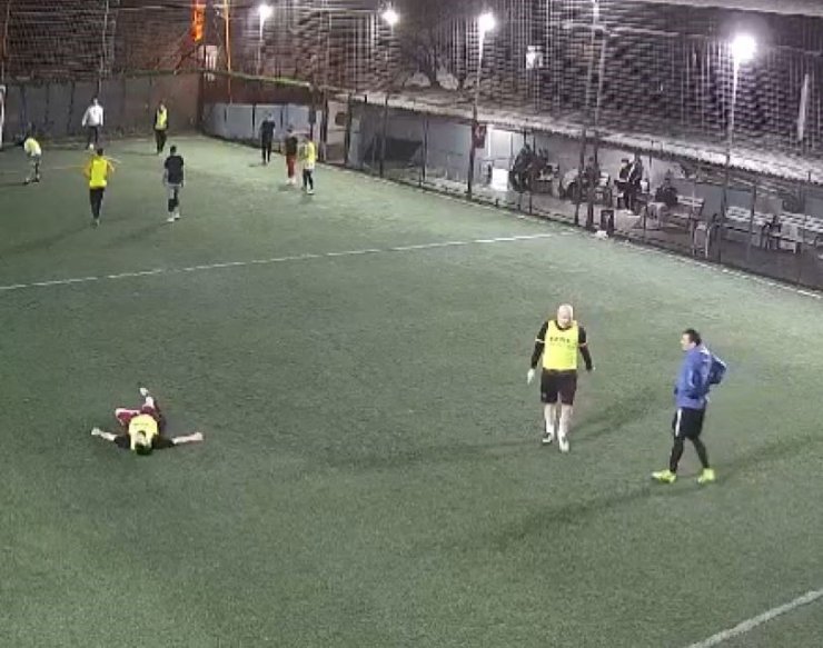 BAKIRKÖY’DE HALI SAHADA MAÇ OYNADIĞI ESNADA FENALAŞAN GENÇ HAYATINI KAYBETTİ