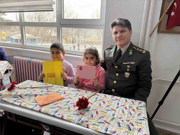 OKUMA YAZMAYI YENİ ÖĞRENEN MİNİKLER İLK MEKTUBUNU MEHMETÇİĞE YAZDI