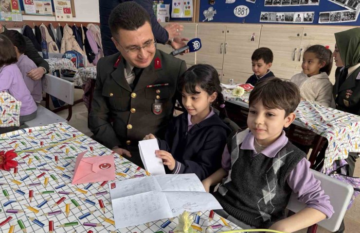 OKUMA YAZMAYI YENİ ÖĞRENEN MİNİKLER İLK MEKTUBUNU MEHMETÇİĞE YAZDI