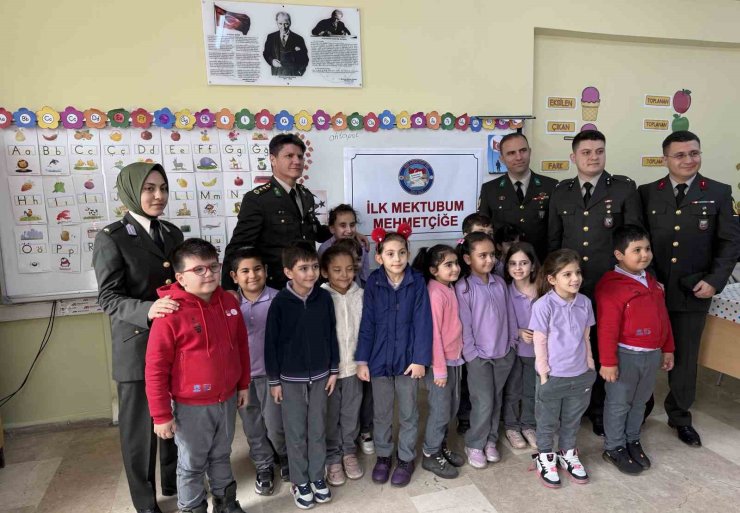 OKUMA YAZMAYI YENİ ÖĞRENEN MİNİKLER İLK MEKTUBUNU MEHMETÇİĞE YAZDI