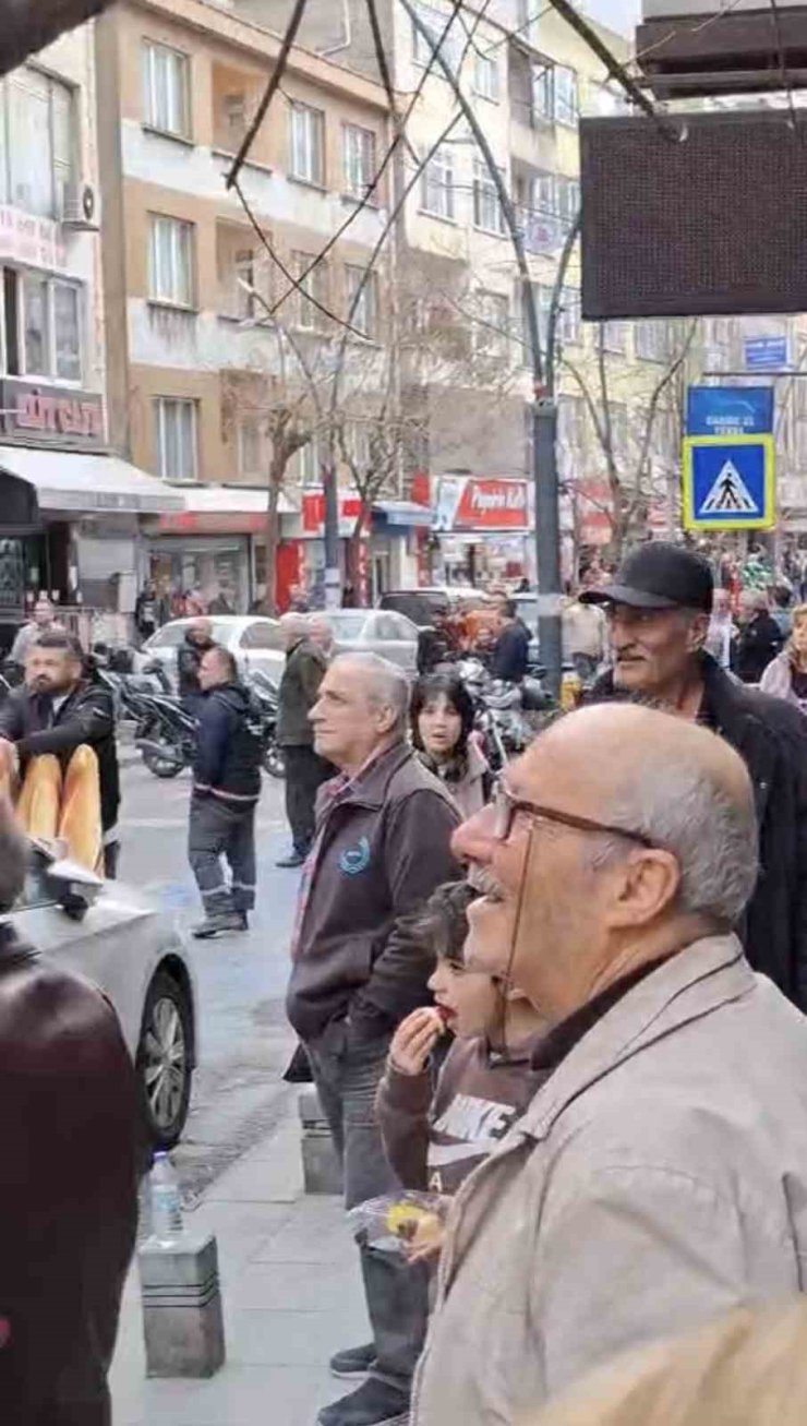 KAĞITHANE’DE AĞAÇTA MAHSUR KALAN KUŞU İTFAİYE KURTARDI