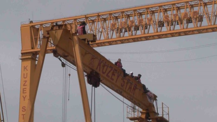 TUZLA TERSANEDE GREV: İŞÇİLER KULE VİNCE ÇIKTI