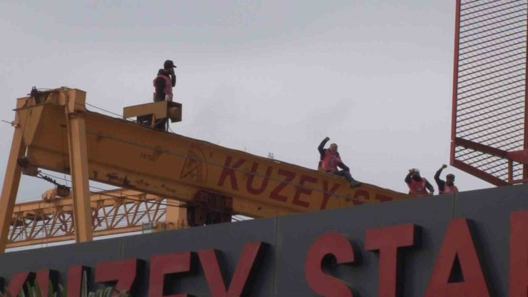 TUZLA TERSANEDE GREV: İŞÇİLER KULE VİNCE ÇIKTI