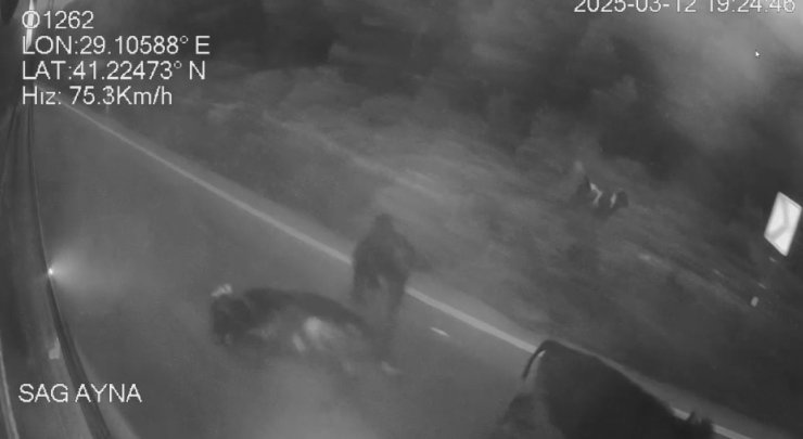 SARIYER’DE İETT OTOBÜSÜ İLE HAFİF TİCARİ ARACIN ÇARPIŞTIĞI KAZA GÜVENLİK KAMERASINDA