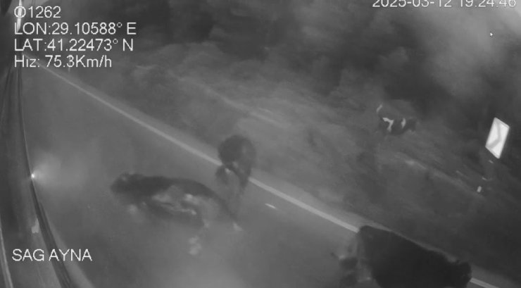 SARIYER’DE İETT OTOBÜSÜ İLE HAFİF TİCARİ ARACIN ÇARPIŞTIĞI KAZA GÜVENLİK KAMERASINDA