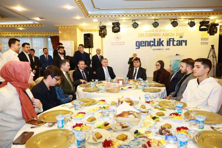 GENÇLİK VE SPOR BAKANI AŞKIN BAK: "GENÇLERİN EMRİNDEYİZ"