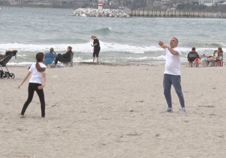 BÜYÜKÇEKMECE’DE HAVA SICAKLIĞININ ARTMASINI FIRSAT BİLENLER SAHİLE AKIN ETTİ