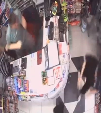 ESENYURT’TA MARKETTE PLASTİK TOP KAVGASI: 15 YAŞINDA ÇOCUĞA SALDIRDILAR