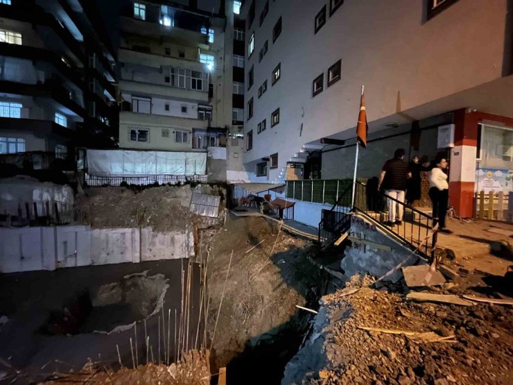 GÜNGÖREN’DE 6 KATLI BİNANIN BİTİŞİĞİNDEKİ İNŞAAT ALANINDA TOPRAK KAYMASI YAŞANDI