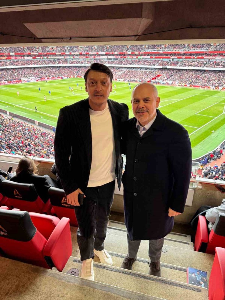 ARSENAL - CHELSEA DERBİSİNİ MESUT ÖZİL İLE AKİF ÇAĞATAY KILIÇ BİRLİKTE İZLEDİ