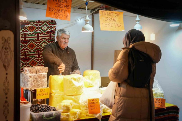 VATANDAŞLARIN RAMAZAN AKŞAMLARINDA EN RENKLİ DURAĞI: BEYOĞLU RAMAZAN SOKAĞI