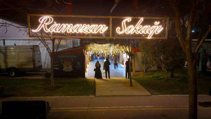 VATANDAŞLARIN RAMAZAN AKŞAMLARINDA EN RENKLİ DURAĞI: BEYOĞLU RAMAZAN SOKAĞI